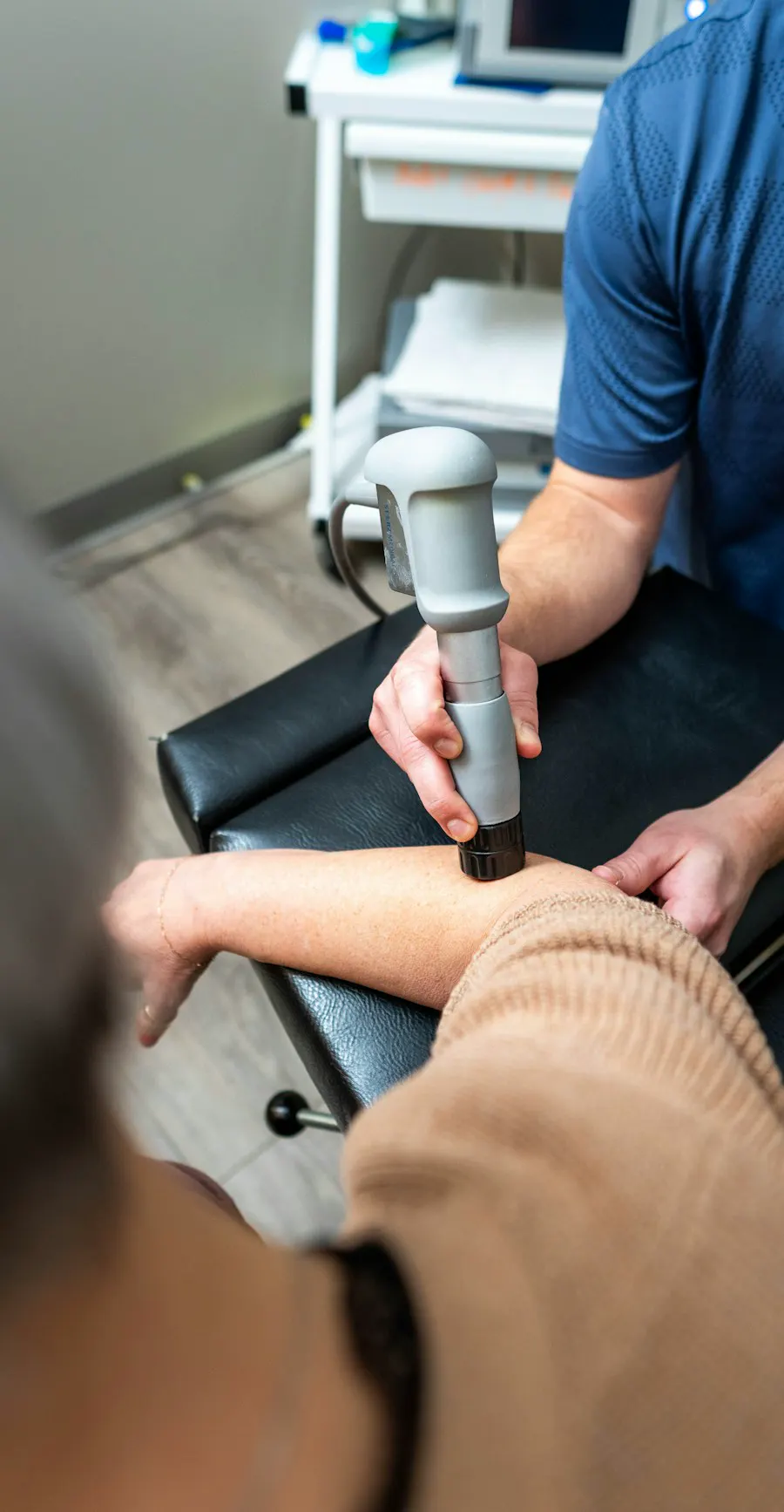 Sessão de fisioterapia com aparelho
