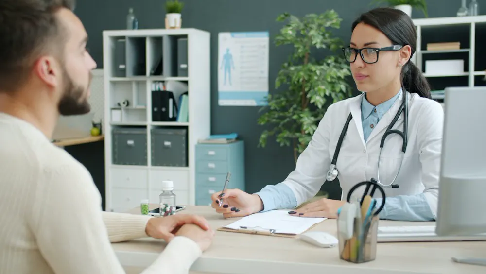 Médica conversando com paciente no consultório